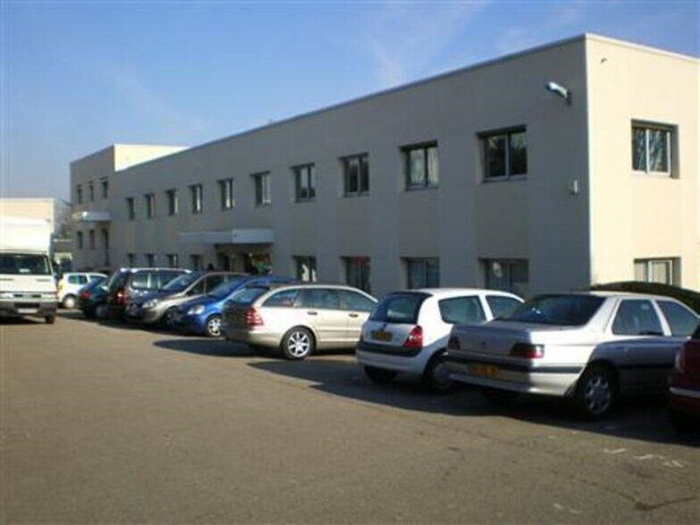 4 Rue Des Frères Lumière, Plaisir à louer - Photo du bâtiment - Image 2 de 5