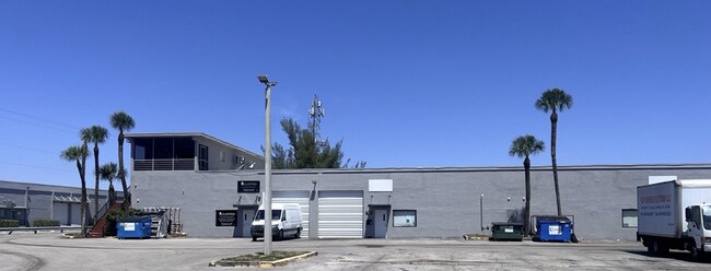 Plus de détails pour 7500-7580 NW 77th Ter, Medley, FL - Industriel à louer