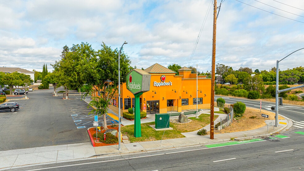 Moorpark Crossings portfolio of 4 properties for sale on LoopNet.ca - Building Photo - Image 3 of 7