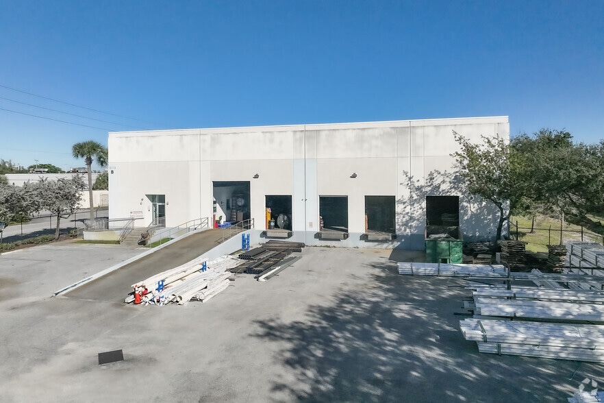 1301 W 13th St, Riviera Beach, FL for lease - Building Photo - Image 3 of 5