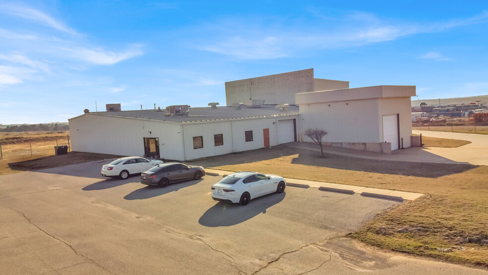 425 W Airport Rd, Hinton, OK for lease - Primary Photo - Image 1 of 70