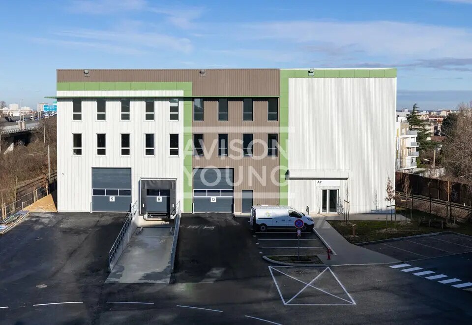 Flex in Bondy for lease Building Photo- Image 1 of 10