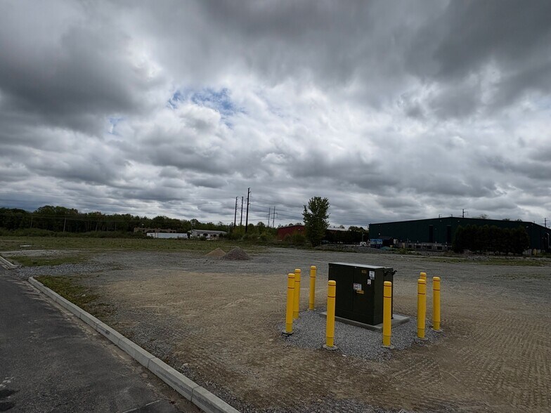 Western Industrial Dr, Cranston, RI à vendre - Photo du bâtiment - Image 3 de 3