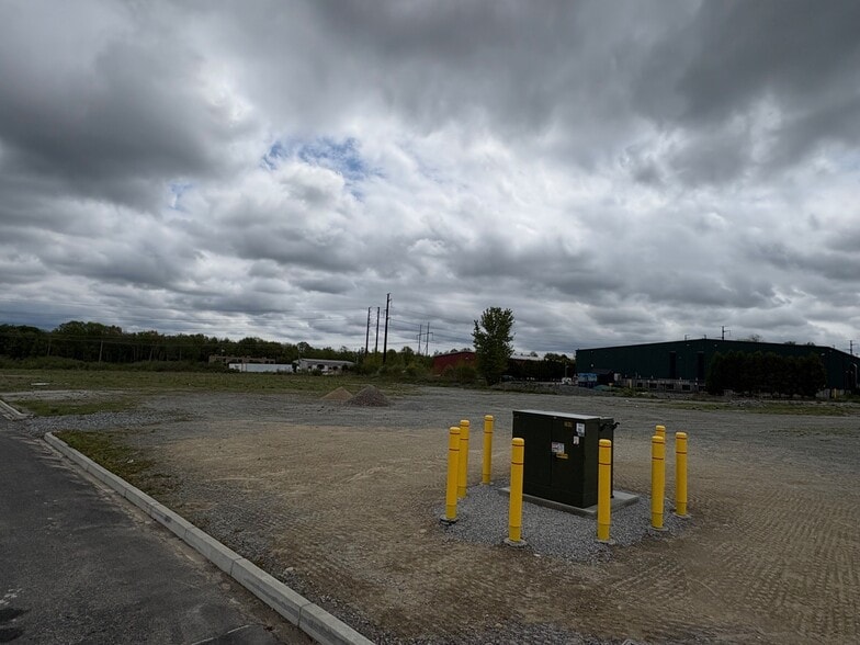 Western Industrial Dr, Cranston, RI à vendre - Photo du bâtiment - Image 3 de 4