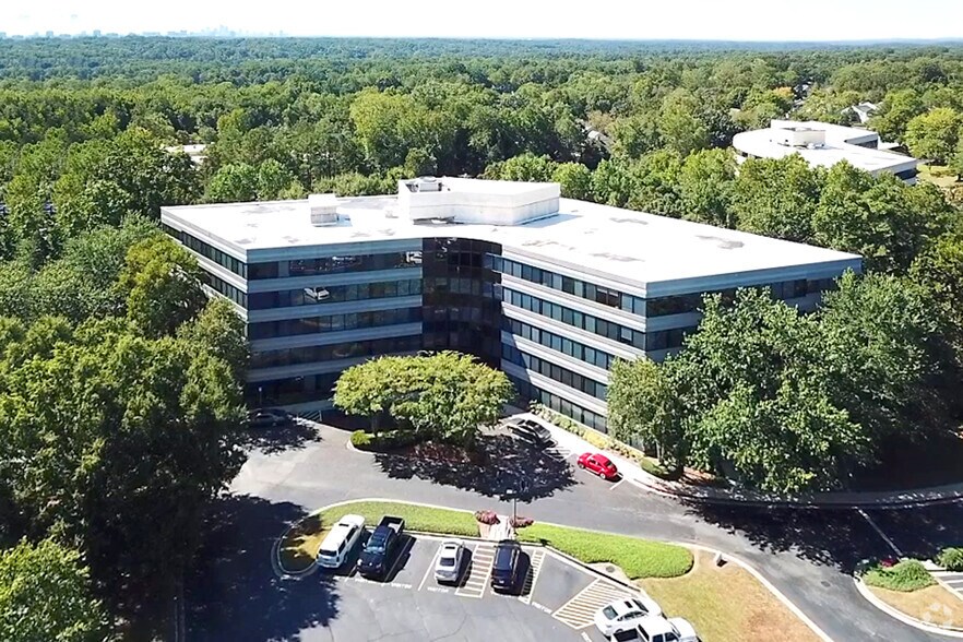 6100 Lake Forrest Dr NW, Atlanta, GA à louer - Photo du bâtiment - Image 1 de 15