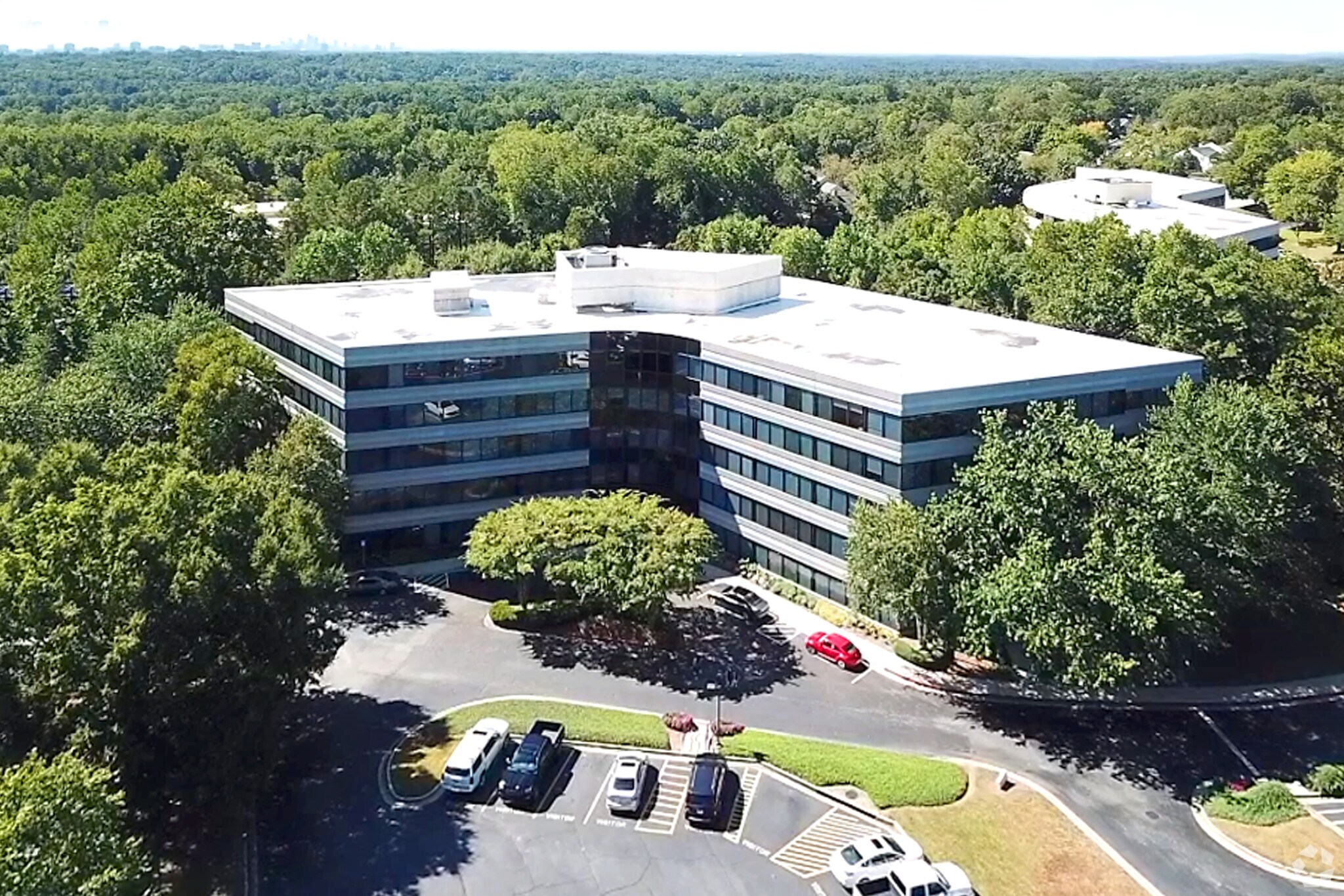 6100 Lake Forrest Dr NW, Atlanta, GA à louer Photo du bâtiment- Image 1 de 16