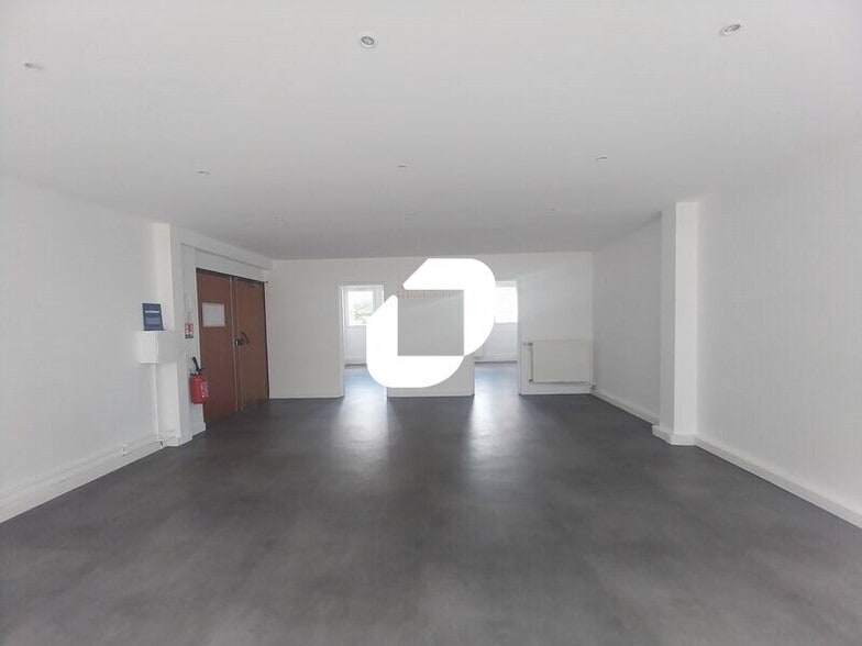 Office in Maurepas for lease - Building Photo - Image 1 of 9