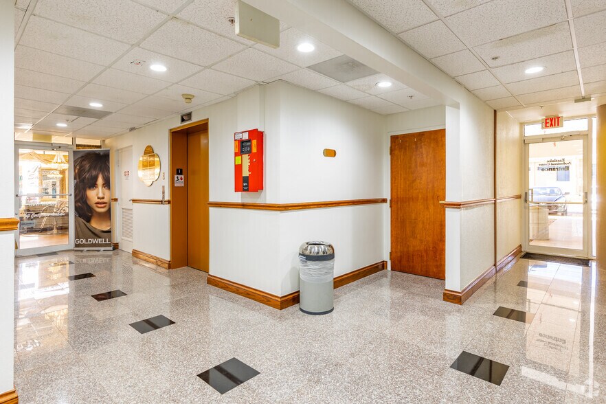 3488 East Lake Rd, Palm Harbor, FL à louer - Hall d’entrée - Image 3 de 6