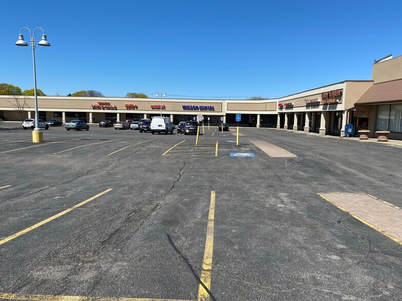 720-744 E Ridge Rd, Rochester, NY à louer - Photo du bâtiment - Image 2 de 5