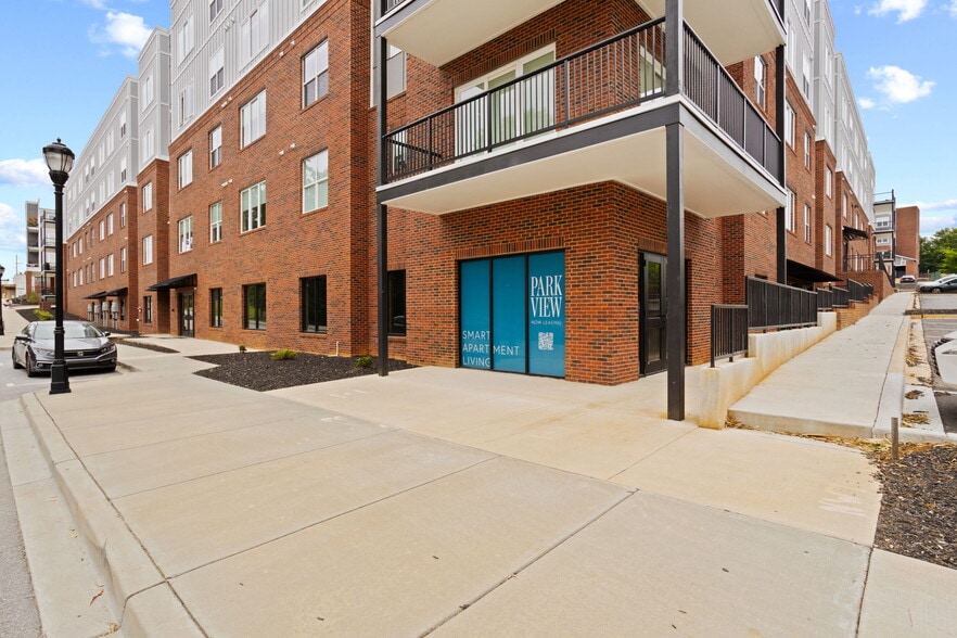 1004 Parkview Greer Cir, Greer, SC for lease - Building Photo - Image 2 of 23