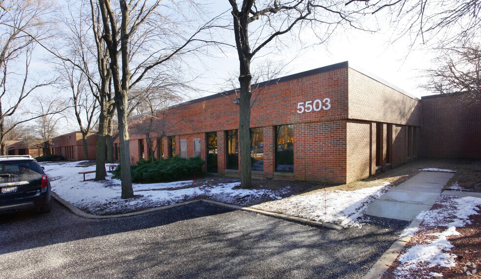 5501 N Cumberland Ave, Chicago, IL à louer - Photo du bâtiment - Image 2 de 11