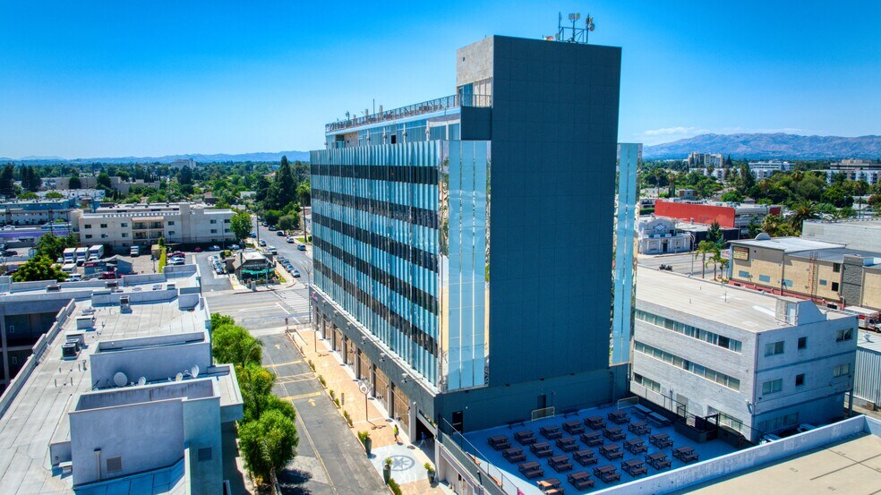 6842 Van Nuys Blvd, Van Nuys, CA à louer - Photo du bâtiment - Image 2 de 7