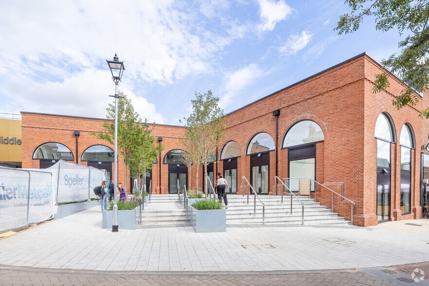 Market Pl, Tamworth for lease - Primary Photo - Image 3 of 5