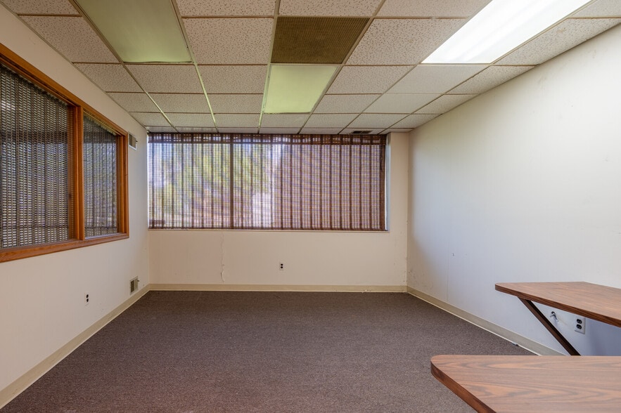 42470 Executive Dr, Harrison Township, MI for lease - Interior Photo - Image 3 of 35