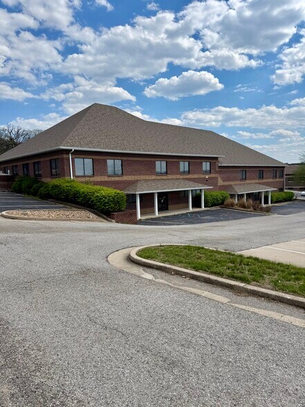 919 Wildwood Dr, Jefferson City, MO à vendre - Photo du bâtiment - Image 1 de 5