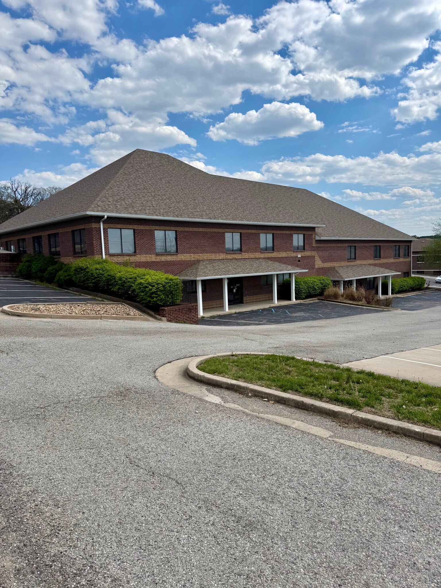 919 Wildwood Dr, Jefferson City, MO à vendre Photo du bâtiment- Image 1 de 6