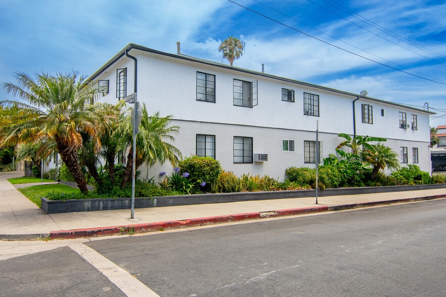 6858-6860 DeLongpre Ave, Los Angeles, CA for sale - Building Photo - Image 3 of 12