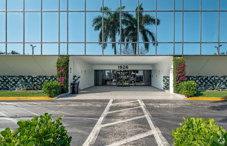 1926 10th Ave N, Lake Worth, FL à louer - Photo du bâtiment - Image 2 de 7