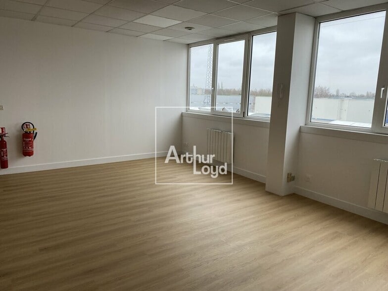 Office in Moissy-Cramayel for lease - Interior Photo - Image 3 of 4