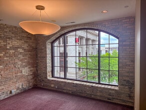 180 Monroe Ave NW, Grand Rapids, MI à louer Photo intérieure- Image 2 de 3