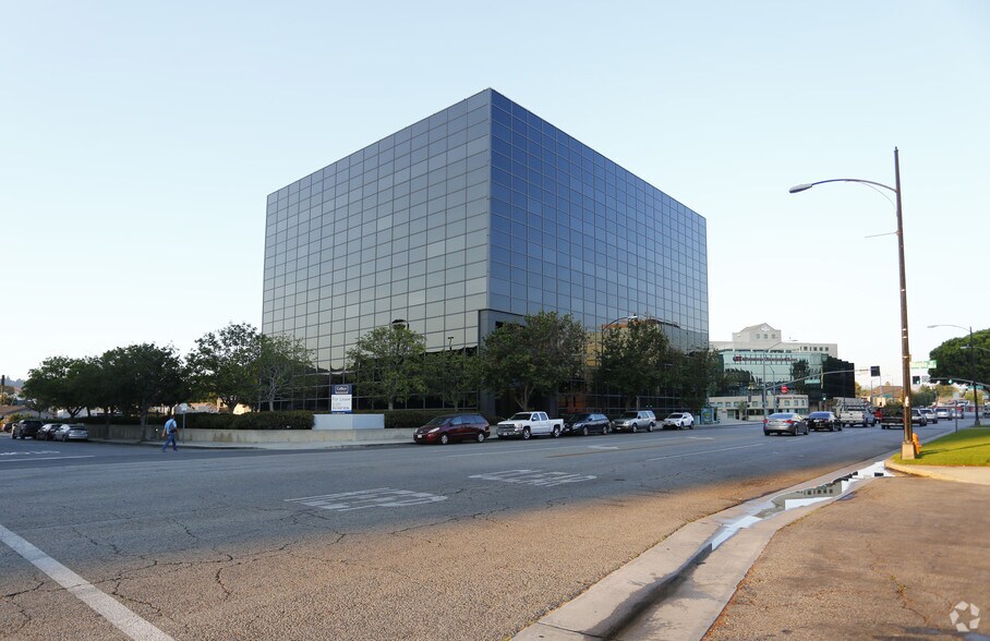 4000 W Alameda Ave, Burbank, CA à louer - Photo du bâtiment - Image 1 de 7