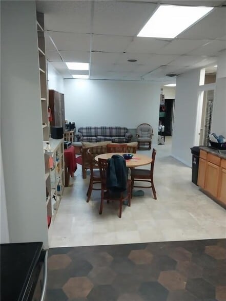 2102 N Oakland Ave, Decatur, IL for sale - Building Photo - Image 3 of 13