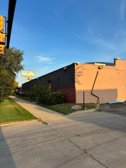 28455 Plymouth Rd, Livonia, MI à louer - Photo du bâtiment - Image 2 de 20