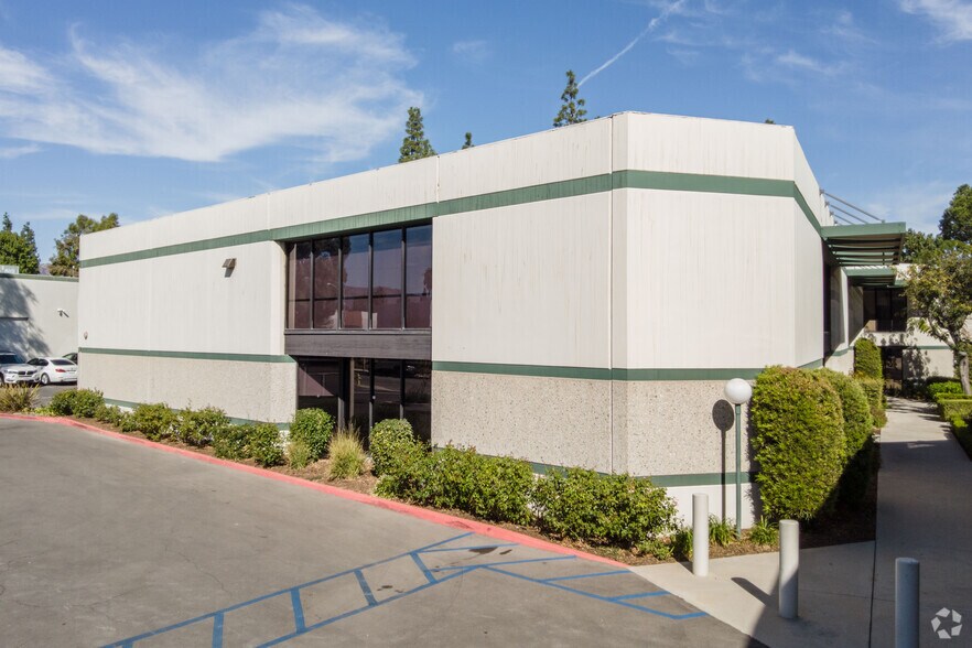 9304-9320 Deering Ave, Chatsworth, CA à vendre - Photo du bâtiment - Image 2 de 4