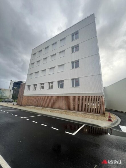 Office in Villenave-d'Ornon for lease - Building Photo - Image 1 of 7