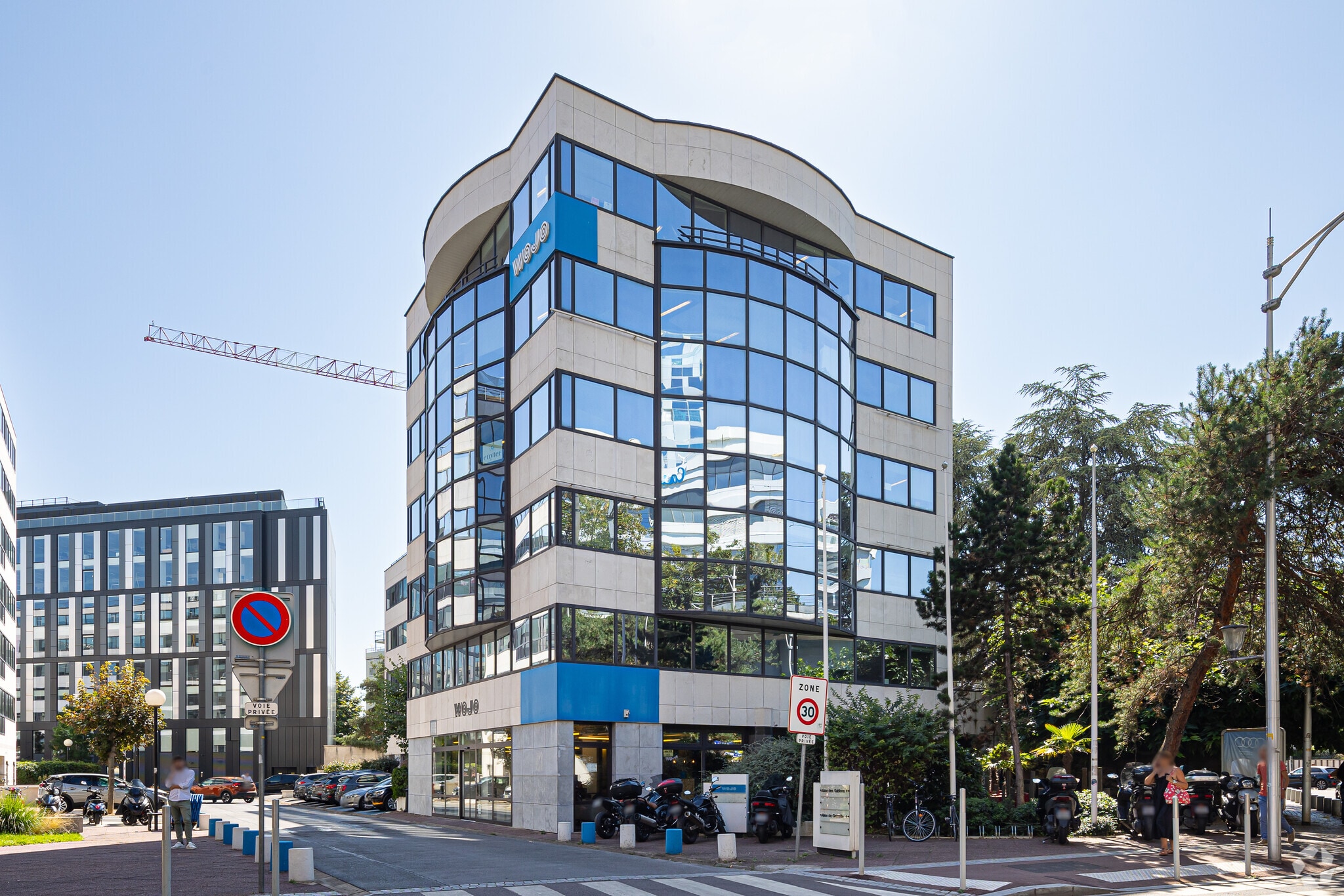 41-43 Rue Camille Desmoulins, Issy-les-Moulineaux for lease Primary Photo- Image 1 of 8