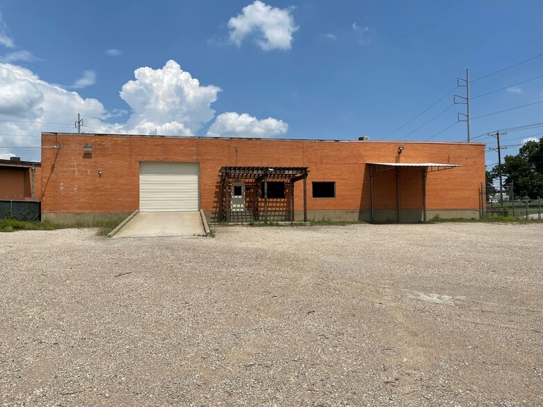 1915 Empire Central, Dallas, TX for lease - Building Photo - Image 2 of 9