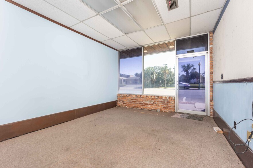 Office & Adjacent Restaurant Portfolio portefeuille de 2 propriétés à vendre sur LoopNet.ca - Photo du bâtiment - Image 2 de 53