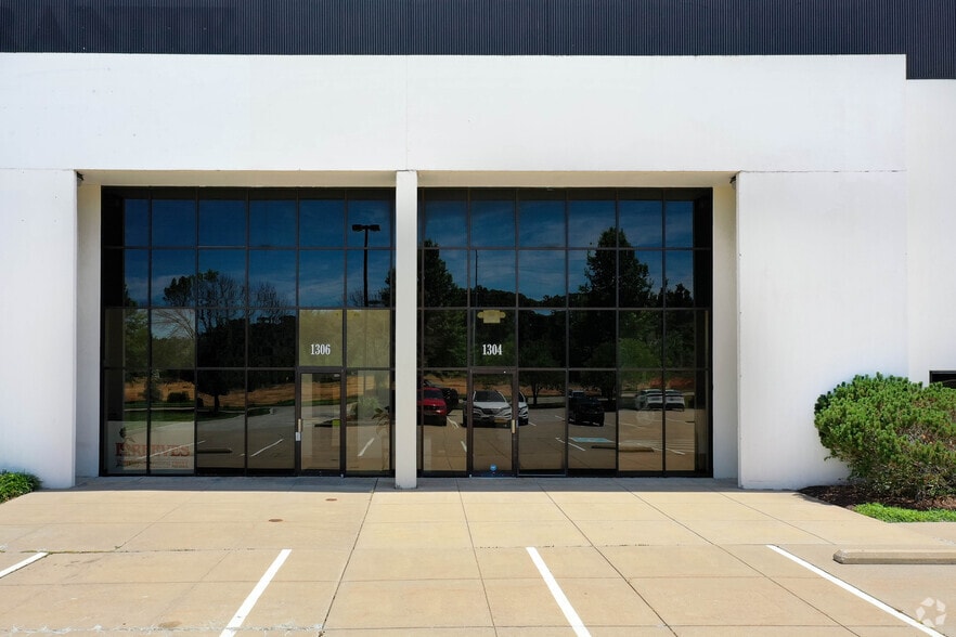 1300-1308 Rustique Sq, O'Fallon, MO for lease - Building Photo - Image 3 of 7