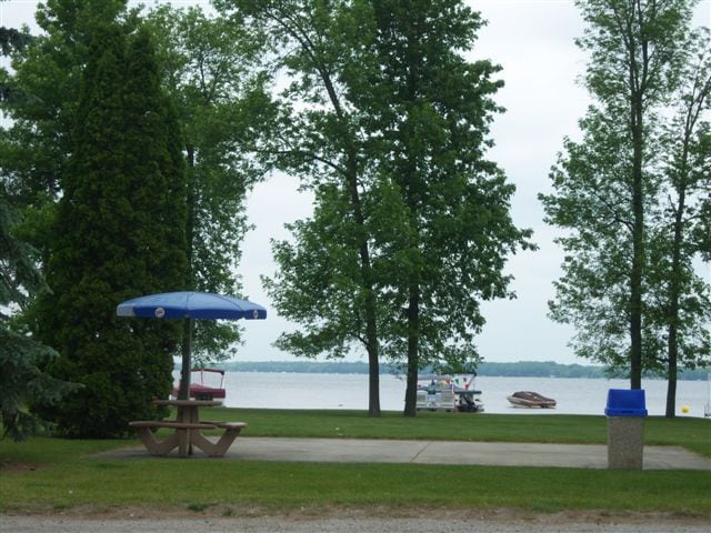 730 W Houghton Lake Dr, Prudenville, MI à vendre - Photo du bâtiment - Image 2 de 2