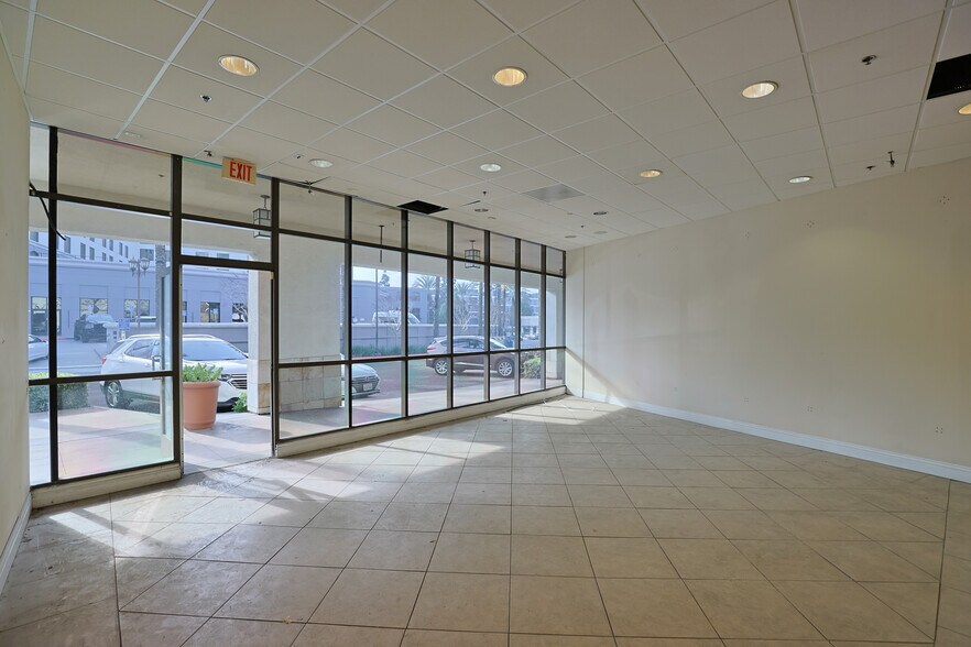 31 E MacArthur Crescent Dr, Santa Ana, CA à louer - Photo du bâtiment - Image 3 de 6