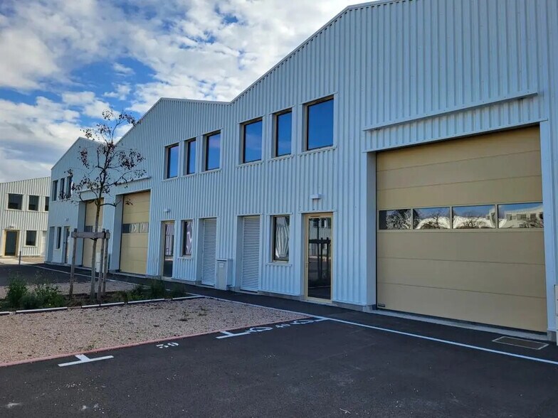 22 Rue Marius Grosso, Vaulx-en-Velin à louer - Photo du bâtiment - Image 2 de 7