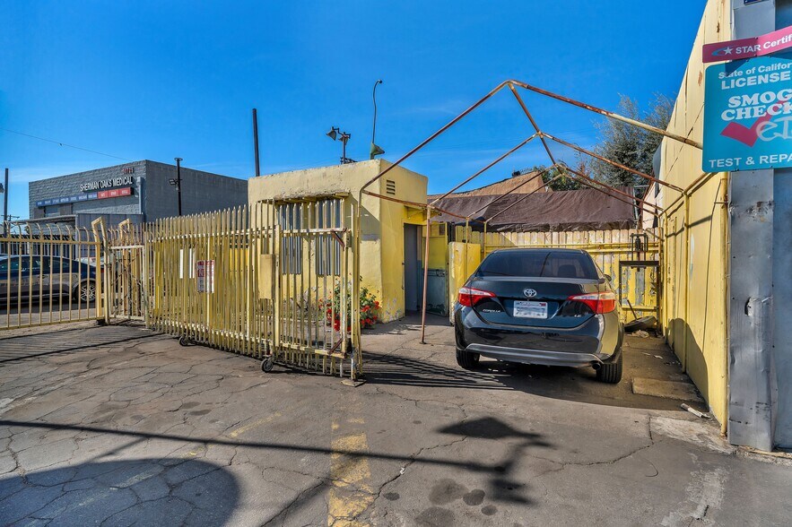 10741 San Fernando Rd, Pacoima, CA à vendre - Photo du bâtiment - Image 2 de 15