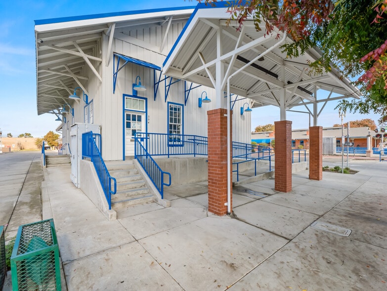 504 W 7th St, Hanford, CA for sale - Building Photo - Image 2 of 32