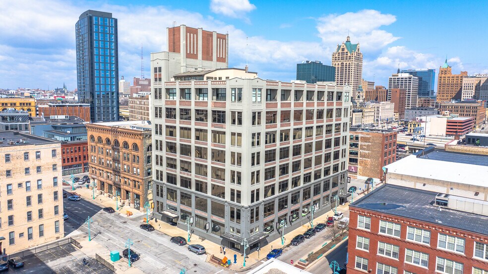 320 E Buffalo St, Milwaukee, WI for lease - Building Photo - Image 1 of 17