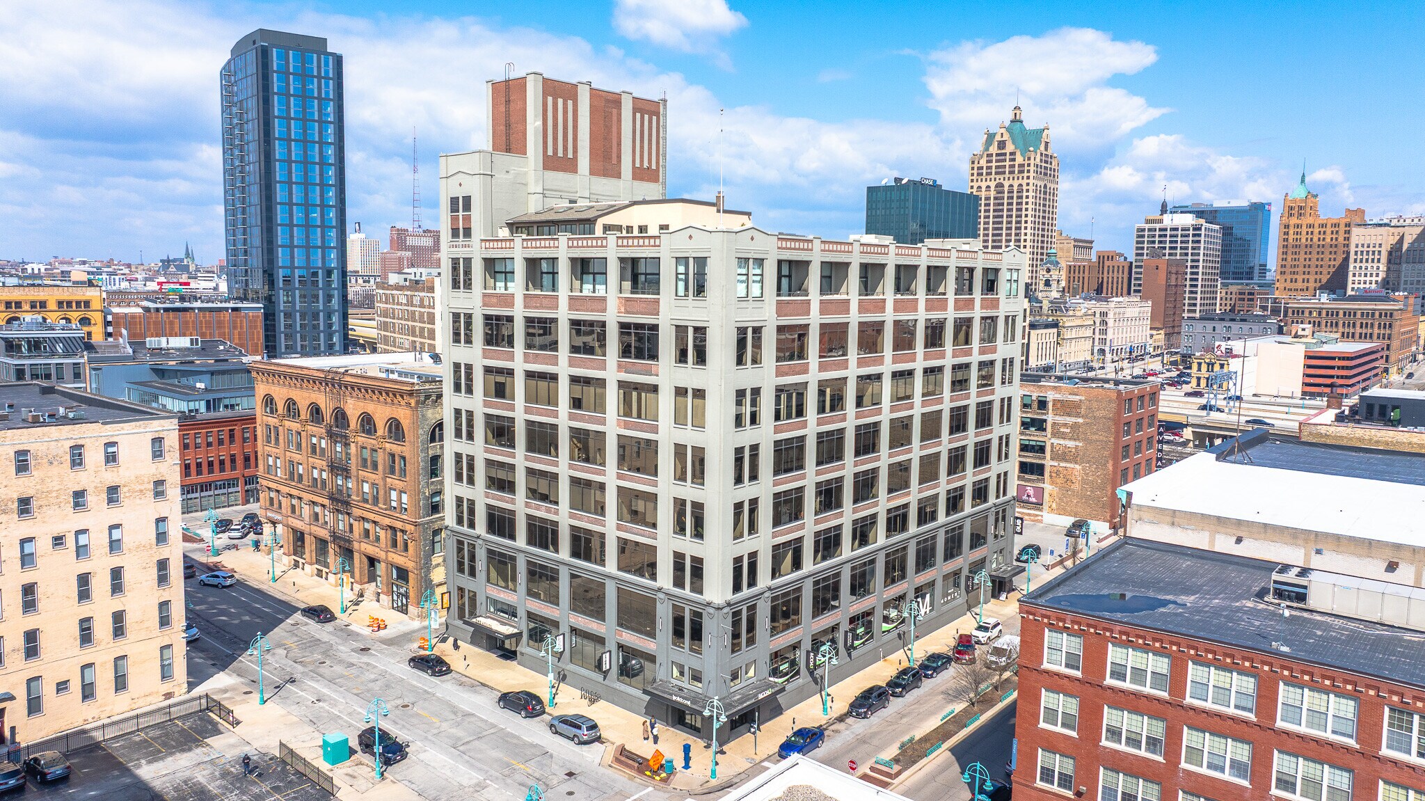 320 E Buffalo St, Milwaukee, WI for lease Primary Photo- Image 1 of 18