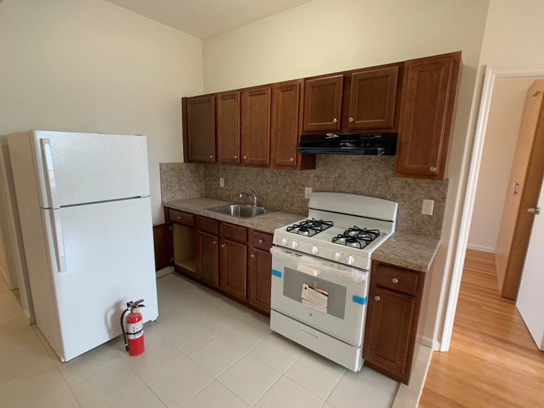 2828 W 19th St, Brooklyn, NY for sale - Interior Photo - Image 2 of 6