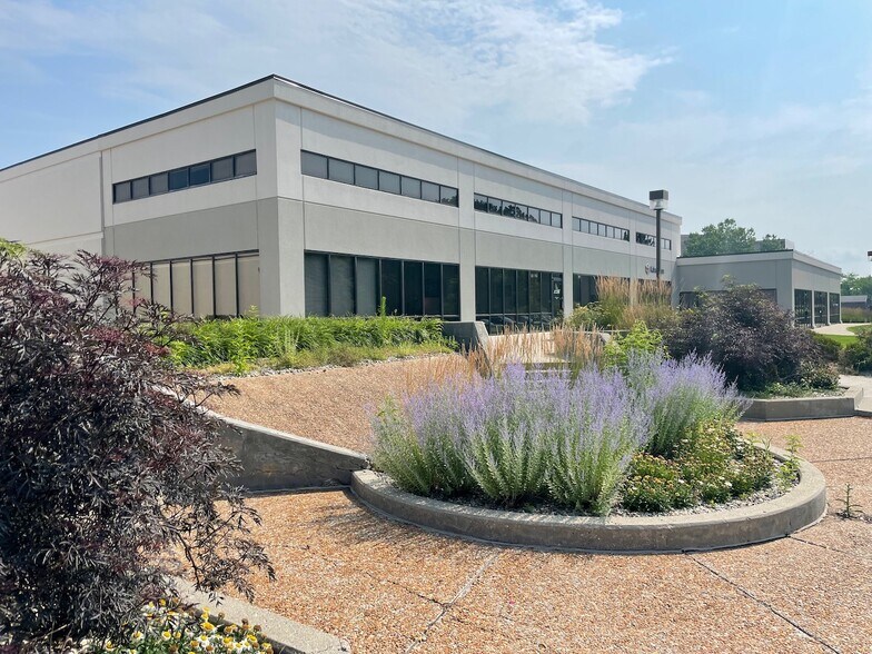 8765 Guion Rd, Indianapolis, IN à louer - Photo du bâtiment - Image 1 de 4