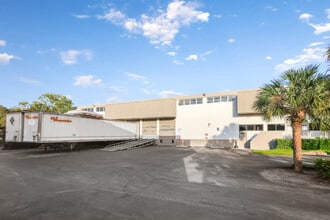 5800 Miami Lakes Dr, Miami Lakes, FL à louer Photo du bâtiment- Image 2 de 4