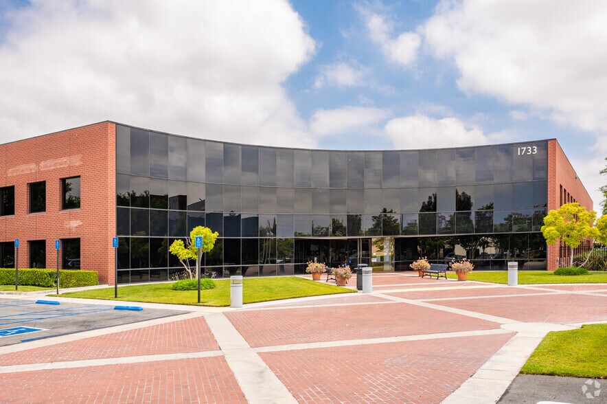 1733 Alton Pky, Irvine, CA à louer - Photo du bâtiment - Image 2 de 3