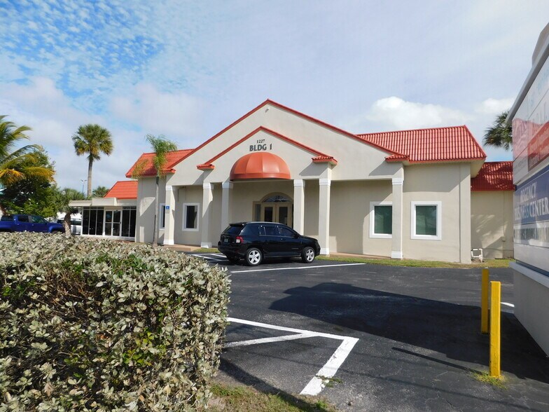 1227 S Patrick Dr, Satellite Beach, FL à louer - Photo du bâtiment - Image 1 de 34