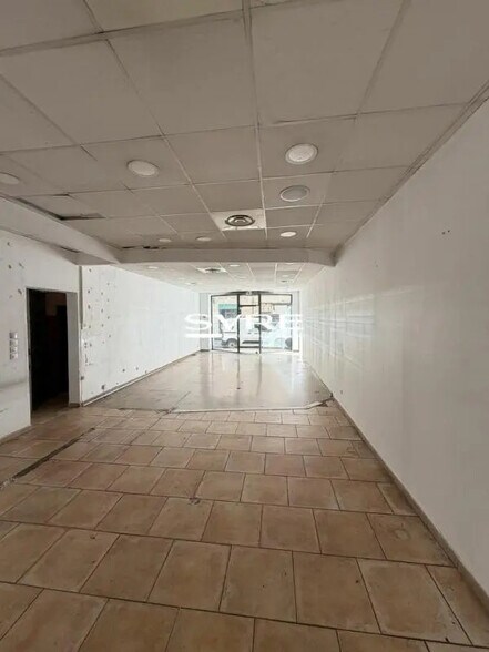 Retail in Marseille for lease - Interior Photo - Image 2 of 7