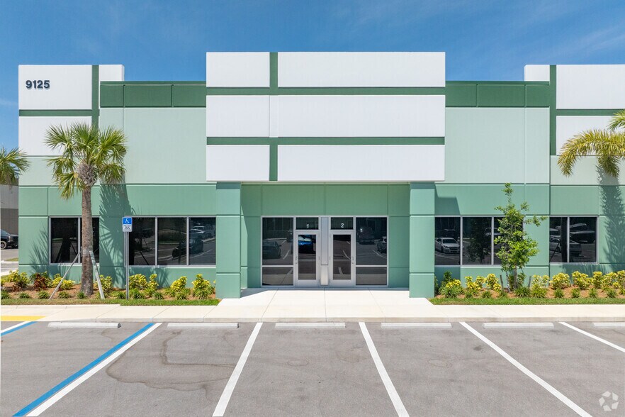 9125 Links Commons Dr, Fort Myers, FL à louer - Photo du bâtiment - Image 2 de 5