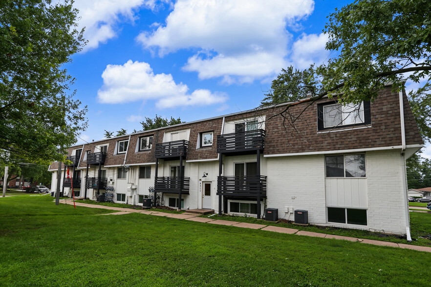 4406 N Division St, Davenport, IA for sale - Building Photo - Image 1 of 8