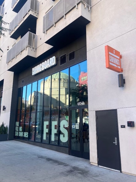 687 S Hobart Blvd, Los Angeles, CA for lease - Building Photo - Image 1 of 13