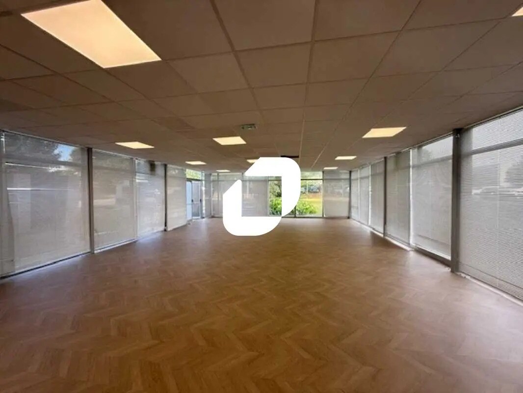 Office in Osny for lease Building Photo- Image 1 of 22
